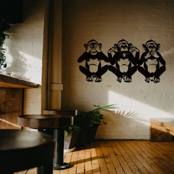 Три мъдри маймуни На метална стена, Декор 